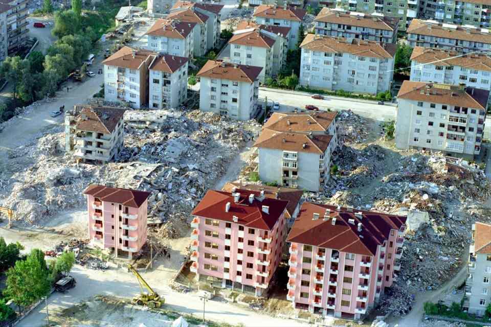<p>İstanbul'da depremden en çok zarar gören yer Avcılar oldu. İlçede 270 kişi hayatını kaybederken yüzlerce kişi de yaralandı. 1823 konut ve 326 iş yerinin yıkıldığı ya da ağır hasar gördüğü ilçede, 5 bin 106 konut ve 872 iş yerinde orta hasar, 3 bin 685 konut ve 461 iş yerinde hafif hasar meydana geldi.</p>
<p></p>