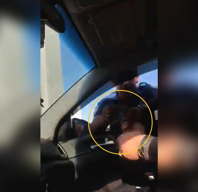 <p>Videoda polis olduğu iddia edilen şahıs rüşvet alıp  "Bir an önce göç idaresine gidip izini çıkar, ben yapmadım ama başkası işlem yapar" ifadelerini kullanıyor.</p>
