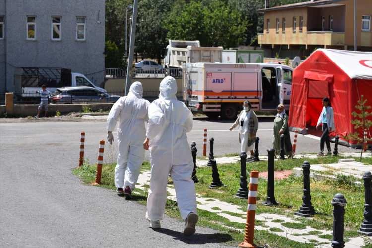 <p>Senaryo gereği 20 yaralı vardı, 10'u kendi imkanlarıyla hastanemize başvurdu diğer kalan 10'unu ise ekiplerimiz getirdi, burada gerekli müdahaleleri yaptık."</p>
<p>Tatbikatta senaryo gereği nükleer sızıntıya maruz kalan hastalara müdahale edildiğini aktaran Budak, olağanüstü durumlara karşı her türlü hazırlığı yapmayı amaçladıklarını belirtti.</p>
<p> </p>