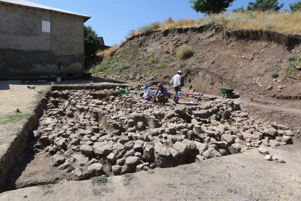 <p>Birçok uygarlığa ait kültür katmanlarının üst üste oluşturduğu Tozkoparan Höyüğü'nün yüzeyi ve çevresinde yapılan incelemelerde, bugüne yakın dönemden başlanıp, neolitik döneme ait 9 bin yıl öncesi bulgular tespit edilip birinci derece arkeolojik sit alanı ilan edildi. </p>
