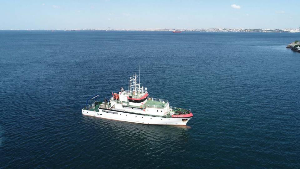 <p>Cihazımız deniz tabanından yüzeye doğru gelirken üzerindeki şişelerden su örnekleri alıyoruz. Aldığımız su örneklerini hem güvertedeki laboratuvarda hem de ofisteki laboratuvarda devam ettiriyoruz" diye konuştu.</p>