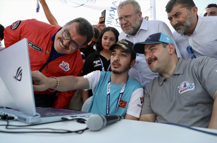 <p>Varank, onların önünü açmak için çalıştıklarını belirterek, Türkiye'nin gerçek hikayesinin bu gençlerin elinden çıkacağına inandıklarını bildirdi.</p>
