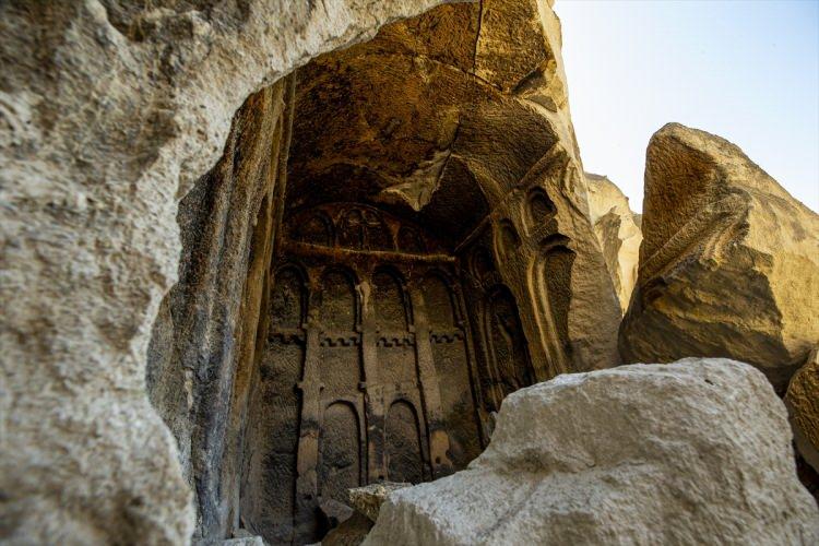<p>Kaya yerleşimi içerisinde bulunan köy, 7. ve 8. yüzyıldan kalma kilise, manastır ve çok sayıda mağaraya sahip. </p>
