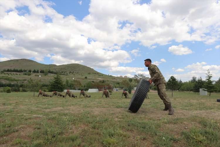 <p><strong>Eğitimlerde yerli ve milli silahlar kullanılıyor</strong></p>

<p>Yerli ve milli imkanlarla geliştirilen silah ve mühimmat, Türk askerinin gücüne güç katıyor. </p>
