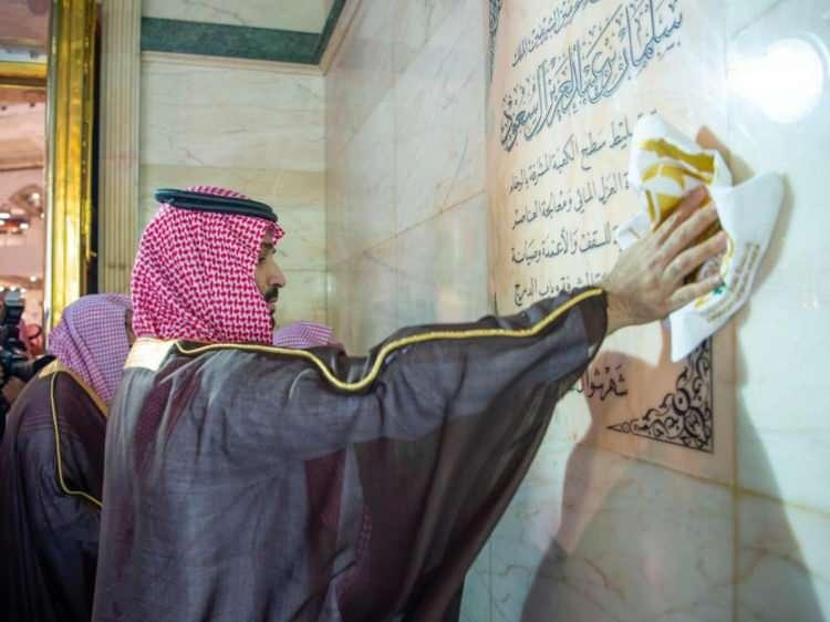 <p>Suudi Arabistan haber ajansı SPA'nın paylaştığı görüntülerde, Selman'ın, elindeki bezle iç duvarları temizlediği görüldü.</p>undefinedundefined<p> </p>undefined