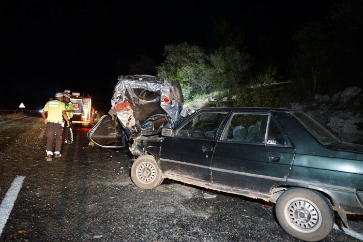 <p>Otomobilin çarptığı minibüs ise kaza yerinden yaklaşık 300 metre ileride durabildi. </p>