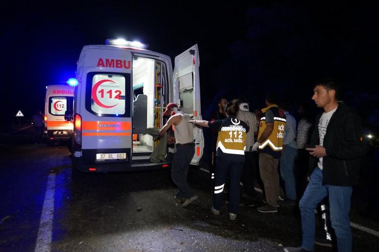 <p>Aracımız, ilk bize çarpmanın etkisiyle bu hale geldi. Biz başka hiçbir yere çarpmadık. Araba çarpınca bu hale geldik” dedi.</p>