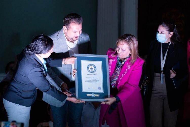 <p>Meksika’da düzenlenen geleneksel şenlikte renkli talaş ve çiçeklerden yapılan 3 bin 932 metrelik halı Guinness Rekorlar Kitabı'na girdi.</p>
