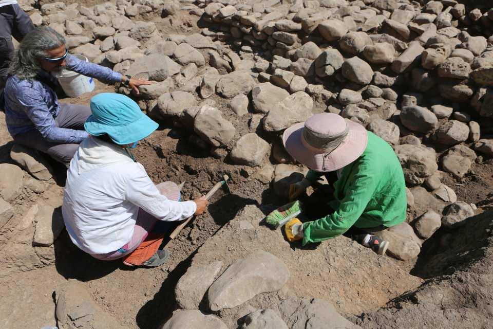 <p>Geçen yıl höyüğün üst yüzeyinde Demir Çağ’a ait kalıntılar açığa çıkartılmıştı. Bu yıl özellikle daha eski dönemlere tarihlenen alt bölümünde devam ettik. Bu kazılarımızda anıtsal yapının bölümlerini açığa çıkardık. Bu anıtsal yapı bizi başta şaşırttı. </p>
