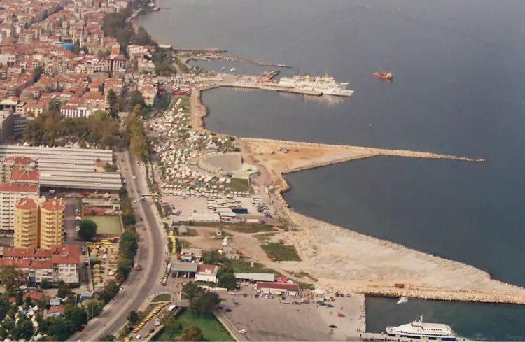 <p>Yalova Sahil Meydanının eski hali.</p>