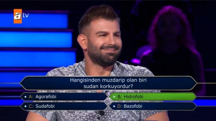 <p><span style="color:#800080"><strong>Yarışmacının başından geçenleri duyan Kenan İmirzalıoğlu kulaklarına inanamadı.</strong></span></p>
