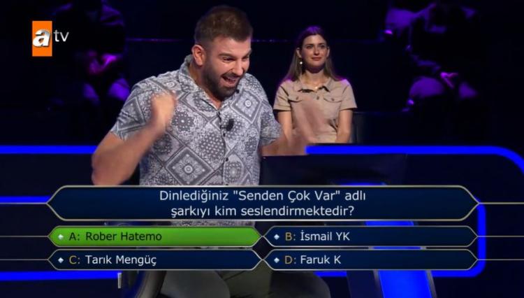 <p><span style="color:#800080"><strong>Kenan İmirzalıoğlu zaman zaman gülerken zaman zaman da şaşkınlığını gizleyemedi.</strong></span></p>

