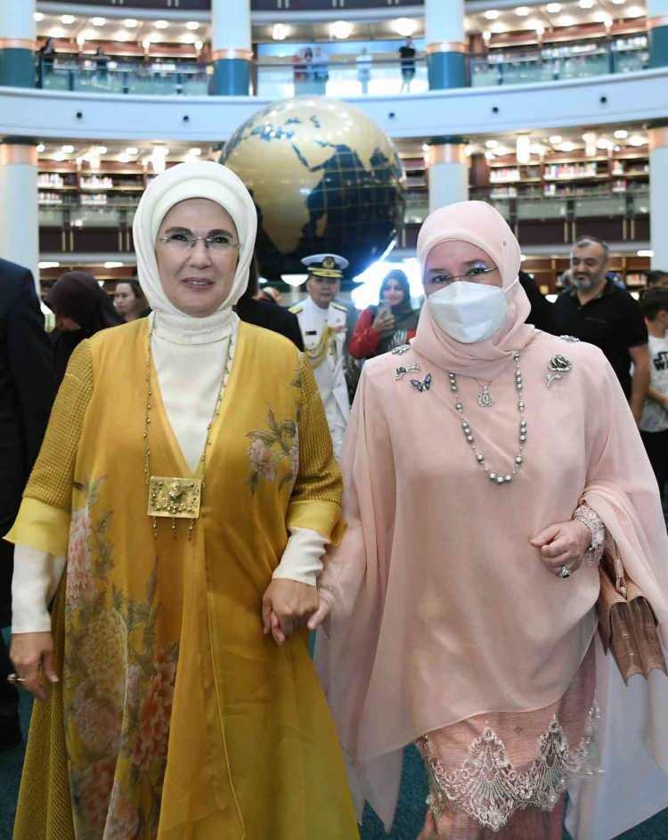 <p>Cumhurbaşkanı Recep Tayyip Erdoğan'ın eşi Emine Erdoğan, Malezya Kraliçesi Tunku Azizah Aminah Maimunah Iskandariah ile bir araya geldi.</p>
<p> </p>