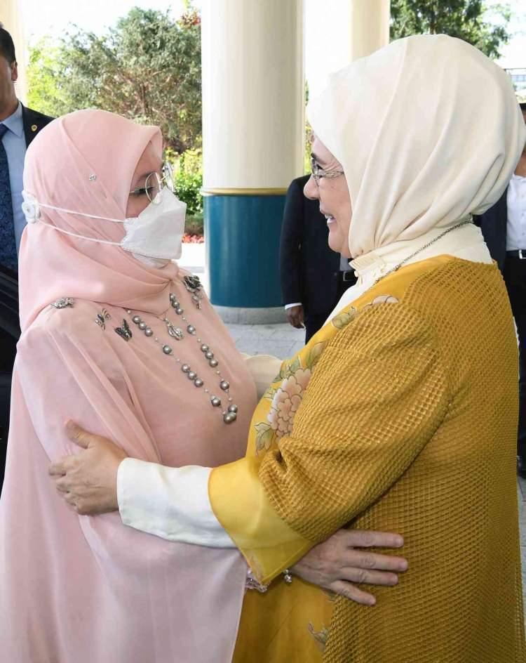 <p>Emine Erdoğan, Cumhurbaşkanı Erdoğan'ın davetlisi olarak Ankara'ya gelen Malezya Kralı Sultan Abdullah Ri'ayatuddin Al-Mustafa Billah Şah'ın eşi Kraliçe Tunku Azizah ile Cumhurbaşkanlığı Millet Kütüphanesi'ni ziyaret etti.</p>

<p> </p>
