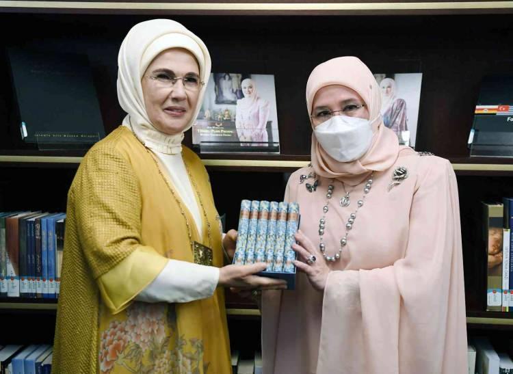 <p>İki lider eşi daha sonra Nadir Eserler Kütüphanesi'ne geçerek, buradaki en eski Osmanlıca gastronomi kitaplarının sergilendiği bölümü gezdi. Emine Erdoğan, burada Kraliçe Tunku Azizah'a Malayca Mesnevi ile himayelerinde İngilizce olarak hazırlanan "Asırlık Tariflerle Türk Mutfağı" kitabını hediye etti.</p>
<p> </p>
