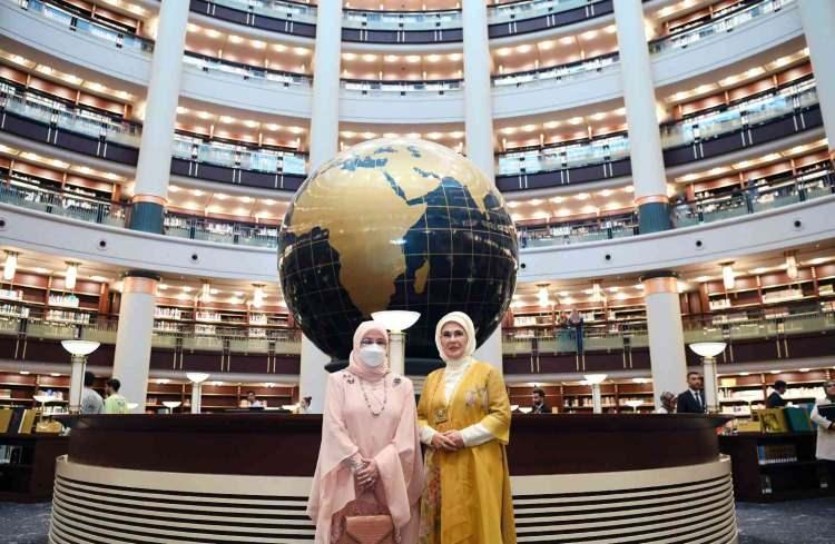 <p>Emine Erdoğan, Kraliçe Tunku Azizah ile Cumhurbaşkanlığı Millet Kütüphanesi'ni ziyaret ederek, burada oluşturulan Malezya Bölümü'nün açılışını gerçekleştirdi.</p>
<p> </p>