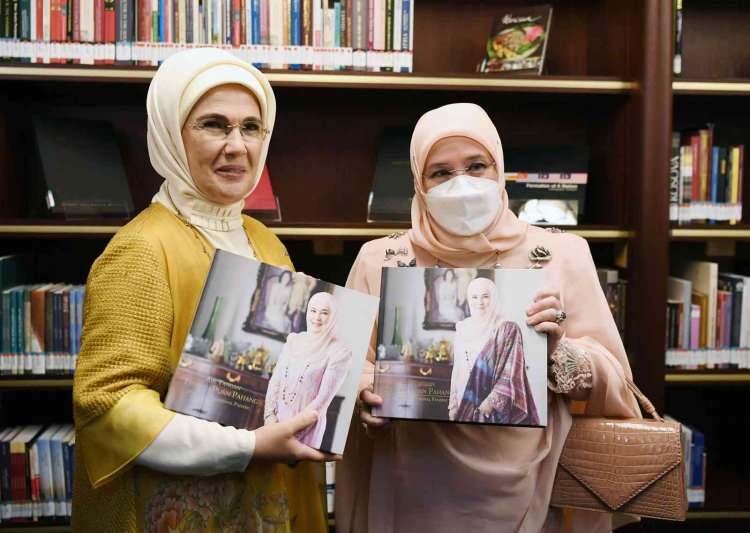 <p>Emine Erdoğan ve Kraliçe Tunku Azizah daha sonra Cumhurbaşkanlığı Millet Kütüphanesi içerisinde oluşturulan Malezya Bölümü'nün açılışını yaptı. Burada Kraliçe Tunku Azizah'ın hazırladığı gastronomi kitapları da yer alıyor.</p>

<p> </p>
