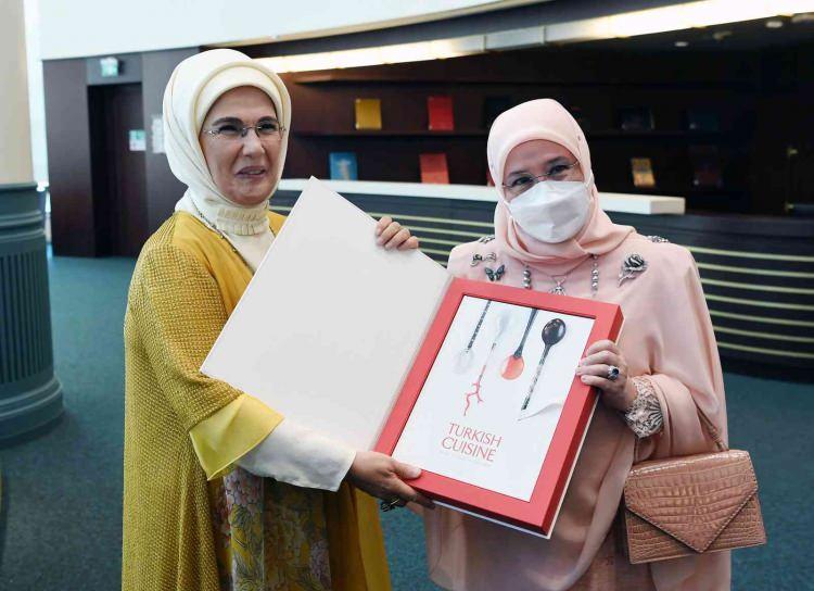 <p>Defilede Kraliçe Tunku Azizah'a kızları prensesler Afzan Aminah ile Jihan Azizah, Emine Erdoğan'a da Cumhurbaşkanı Yardımcısı Fuat Oktay'ın eşi Hümeyra Şahin Oktay eşlik etti.</p>