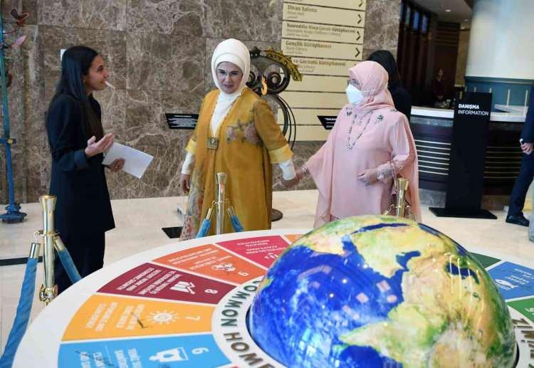 <p>Emine Erdoğan ve Kraliçe Tunku Azizah, ardından olgunlaşma enstitülerince Türkiye'nin çeşitli yerlerine özgü kumaşlarla hazırlanan kaftanların sergilendiği defileyi izledi.</p>
<p> </p>