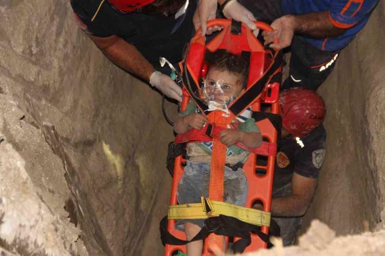<p>Manisa'nın Kırkağaç ilçesinde yaklaşık 3 metre derinliğindeki boş su kuyusuna düşen 2 yaşındaki çocuk, ekiplerin 5 saatlik çalışmasıyla kuyudan çıkarıldı.</p>
