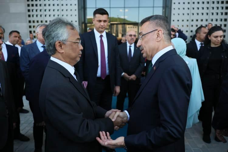 <p>"Gerek ekonomik gerek siyasi gerekse kültürel ilişkilerimiz artarak güçlenmiştir. 2024 yılında ilişkilerimizin 60. yılını kutlayacağız. Önümüzdeki süreçte iki ülke, ilişkilerini var olan düzeyden çok daha öteye taşıyacaktır. Türk ve Malezya halkı arasındaki etkileşim ve ziyaretlerin artması iki ulusun yeni alanları keşfetmesi ve yeni iş birliği adımları atmalarını sağlayacaktır. İki ülke ilişkilerini, vatandaşlara fayda sağlayacak düzeyde ilerletmek gerekiyor."</p>