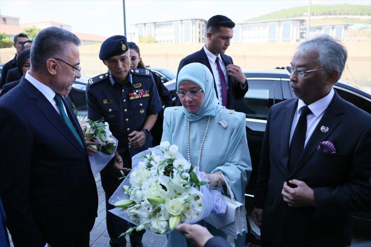 <p>- "MALEZYA VE TÜRKİYE EĞİTİM ALANINDA ÇOK DAHA ÖNEMLİ MERHALELER KAYDEDECEKTİR"</p>

<p>İslam dünyasında eğitimin büyük önem arz ettiğini ifade eden Kral Sultan Abdullah Şah, bu eğitim sisteminin evrensel ve kapsayıcı bir sosyal düzen kurma amacı taşıdığını dile getirdi.</p>
