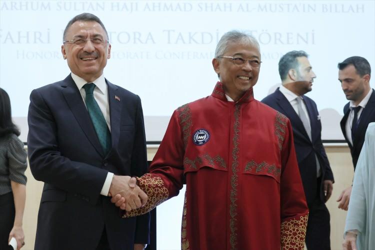<p>Kral Sultan Abdullah Şah, Türkiye'yi ziyaretinin iki ülke arasındaki dostane ilişkilerin çok daha da üst seviyelere taşınmasında önemli bir adım olduğunu ifade ederek sözlerini şöyle tamamladı:</p>
