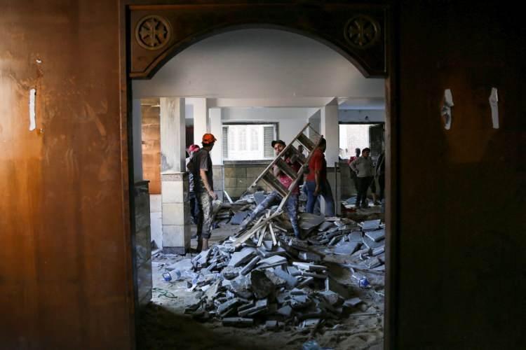 <p>Görgü tanıkları, Muhammed'in kiliseye yardım ederken etrafındaki gençlerden de yardım istediğini aktardı.</p>

<p> </p>
