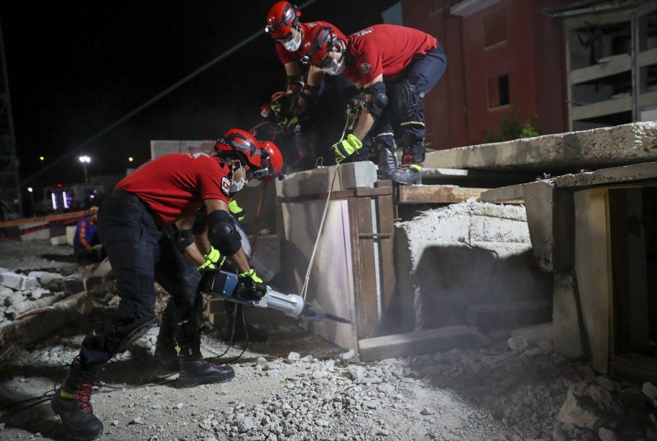 <p>Afet ve Acil Durum Yönetimi (AFAD) Başkanlığı, 17 Ağustos Marmara Depremi'nin 23'üncü yıl dönümünde deprem tatbikatı gerçekleştirdi.</p>
