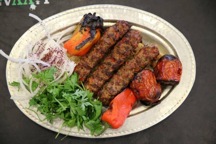 <p>Türkiye'nin yemek kültürüyle öne çıkan kentlerinden olan Şanlıurfa'da şu ana kadar 38 farklı lezzet tescil edilirken 13 farklı lezzet ise tescil onayı için bekliyor.</p>

<p> </p>
