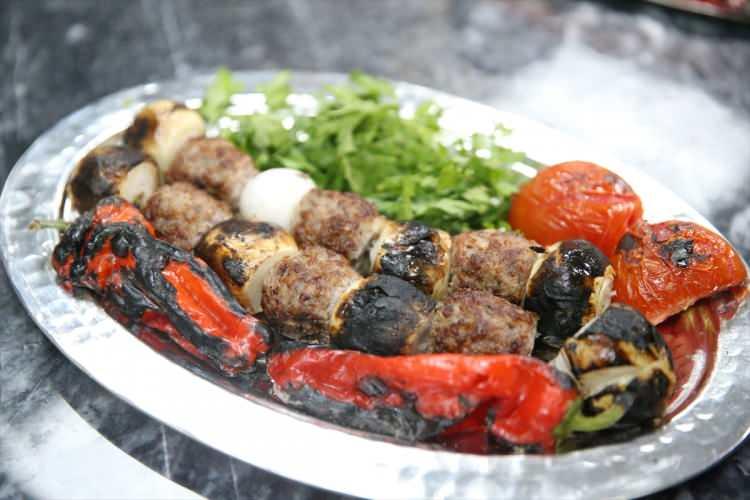 <p>Şanlıurfalıların vazgeçilmezleri arasında kebapların bulunduğunu belirten Acar, "Coğrafi işaretli 6 kebabımızdan her biri diğerinden lezzet olarak iddialı. Fakat ciğer kebabımız bunların kalbi diyebiliriz.</p>