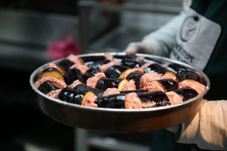 <p>Acar, kentte hemen hemen herkesin kendi mesleğinin yanı sıra aynı zamanda iyi kebap yapabilen nitelikte olduğuna dikkati çekti.</p>
<p> </p>