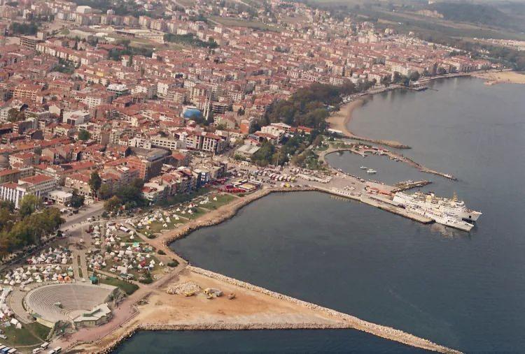 <p>Yalova Sahil Meydanının eski hali.</p>