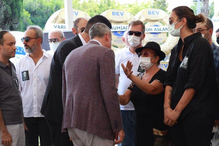 <p><span style="color:#000080"><strong>G&ouml;k&ccedil;in Aras i&ccedil;in &ouml;ğlende, Bursa Organize Sanayi Camii'nde cenaze namazı kılındı. Aras ailesinin taziyeleri kabul ettiği cenazeye eski Devlet Bakanı Faruk &Ccedil;elik, BTSO Başkanı ve T&uuml;rkiye Futbol Federasyonu Başkan Vekili İbrahim Burkay'ın yanı sıra iş insanları ile sanat&ccedil;ı arkadaşları Oktay Kaynarca ve Sel&ccedil;uk Y&ouml;ntem, yakınları ve sevenleri katıldı.</strong></span></p>
