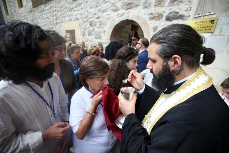 <p>Bartholomeos, Sümela Manastırı'nda bulunmalarından dolayı Cumhurbaşkanı Recep Tayyip Erdoğan ile Kültür ve Turizm Bakanı Mehmet Nuri Ersoy'a teşekkürlerini ileterek, şöyle devam etti:</p>
<p>"Yıllarca bu sarp kayalarda çalışarak Sümela Manastırı'nın ruhuna ve tarihine uygun korunabilmesi için hassasiyet ve emek veren tüm emekçi kardeşlerimize, mühendis, uzman ve işçilere, yerel makamlara ve tabii ki Trabzon halkına şükran ve teşekkürlerimizi ifade ederiz. </p>