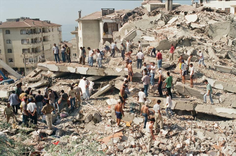 <p>Depremde İstanbul'da 454 kişi yaşamını yitirirken Yalova, Düzce ve Gölcük'ten kentteki hastanelere getirilen yaralılardan hayatını kaybedenlerle bu sayı 981'e çıktı.</p>

<p> </p>
