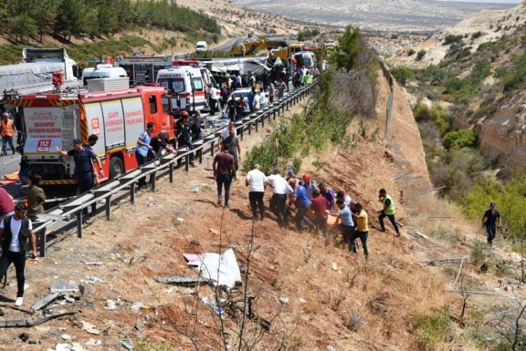 <p>Otobüs yolcularından Serhat Tanrıkurt ise İstanbul'dan Diyarbakır'a gittiğini, otobüsün sarsılmaya ve sürüklenmeye başladığını, daha sonrasını ise hatırlamadığını belirtti.</p>
