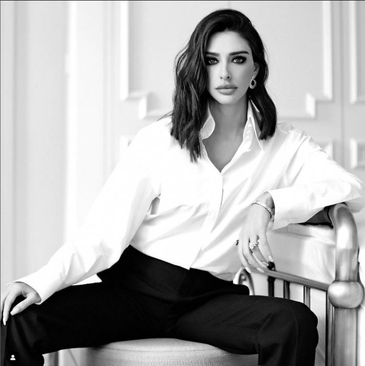 <p><span style="color:#800080"><strong>Devamında Aslıhan Turan</strong></span><span style="color:#EE82EE"><strong>"Senelerdir burnumun ucunda gözüme batan bir düşme vardı ve çok rahatsız oluyordum. Birkaç yıldır yaptırmak istiyordum ama ailem, özellikle de Arda karşı çıkıyordu. 'Ne gerek var? Neden yaptırmak istiyorsun?' diyorlardı. Ama ben kafaya koymuştum."</strong></span><span style="color:#800080"><strong> açıklamasında bulundu.</strong></span></p>
