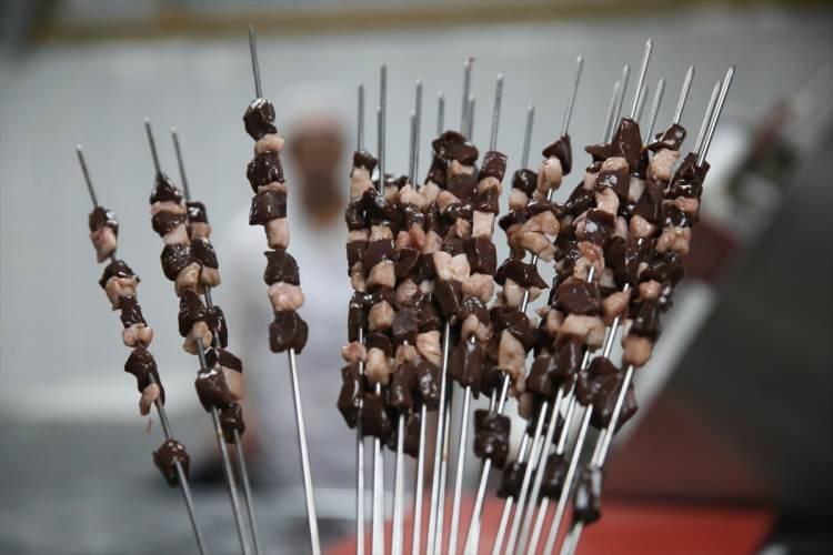 <p> Biz ciğer kebabını günde 3 öğün tüketebiliyoruz. Misafirlerimizin de en çok tercih ettiği kebapların başında ciğer kebabı başta geliyor. </p>