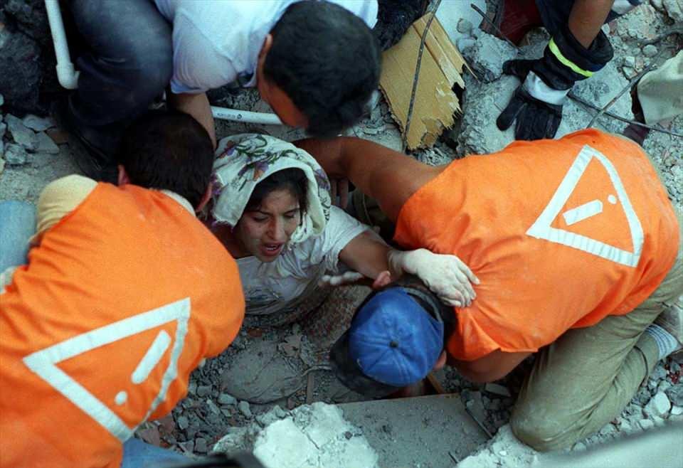 <p>AA muhabirinin derlediği bilgilere göre, 17 Ağustos 1999'da saat 03.02'de 7,4 büyüklüğünde meydana gelen ve 45 saniye süren Marmara Depremi; Kocaeli, Yalova, Sakarya, İstanbul ve Düzce'de yıkıma neden oldu.</p>

<p> </p>
