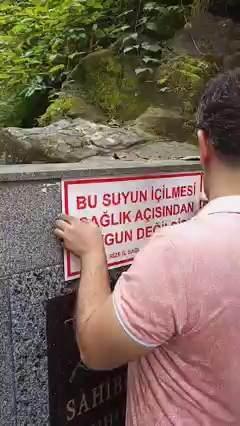 <p><strong>UYARICI TABELA ASILDI</strong></p>
<p> </p>
<p>Konu hakkında açıklamada bulunan Küçükçayır Köyü Muhtarı Recep Ali Çil, İl Sağlık Müdürlüğü yetkililerinin yaptığı ölçümlerde suda yüksek oranda arsenik tespit edildiğinden kesinlikle tüketilmemesi gerektiğini belirttiklerini ifade ederek yetkililerin su analiz raporunu kendisine de vererek vatandaşların suyu içme suyu olarak kullanmamaları için uyarı tabelası astıklarını kaydetti. </p>