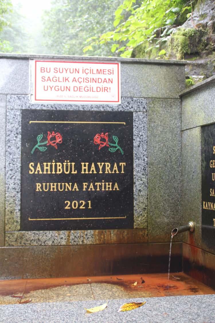 <p class="MsoNormal">Bu sudan numene aldılar, kaç gün sonra tahlil ettiler, belli değil. Biz bu suyun yerinde tahlil edilmesini istiyoruz. Burada bir sürü işletmedeki insanlar ekmek yiyor. Bu suyun kapanması demek işletmelerin yok olması demek. Madem sağlık için uygun değildir diye bu yazıyı yazdılar o zaman buraya gelip suyu mühürleseydiler. Gelen insanlar inanmayıp yine suyu alıp içiyor" dedi.<o:p></o:p></p>
