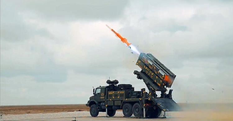 <p>En büyük rakibi ise PAC-1 ve PAC-3 versiyonları 20 ila 70 kilometre menzile, PAC-2 ile de 160 km menzile sahip Patriot olacak. Fakat bu HSS’de kullanılan radarın kapsama menzili ancak 150 km kadar. SİPER’de ise kullanılması düşünülen 2 farklı radar mevcut.</p>
<p> </p>
