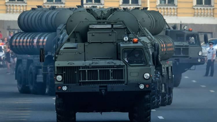 <p>Bunlardan ilkinin 600 km Uzun Menzilli ve Kara Konuşlu Hava Savunma Radarı olduğu söyleniyor. Diğeri ise proje modeli oluşturma çalışmaları ve fizibilite çalışmaları devam TF-2000 destroyer gemisinde yer alacak 450+ km menzile ve aynı anda 1000+ hedefi takip edebilme yeteneği olan ÇAFRAD radarı.</p>
<p> </p>