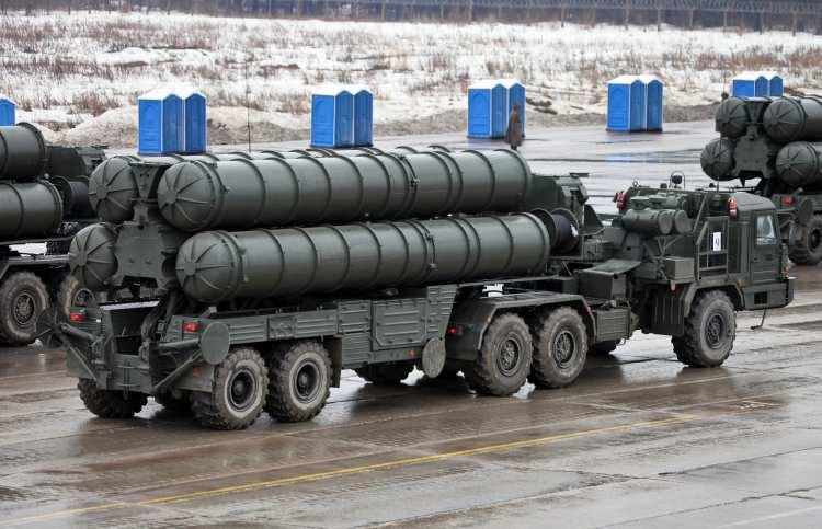 <p>Dolayısıyla bu sistem 2023 yılında envantere girdiğinde Patriot ile S-400 arasında bir konuma oturacak. Türkiye’nin de katmanlı Hava Savunma Sistemi tam anlamıyla korunmuş olacak. Fakat belirtildiği gibi 2026 ila 2027 yılları arasında Blok 2 ve Blok 3’ün de envantere girişi ile S-400’ler tamamen rafa kaldırılabilir.</p>

<p> </p>

<p><strong>Kaynak: ShifDelete.Net</strong></p>
