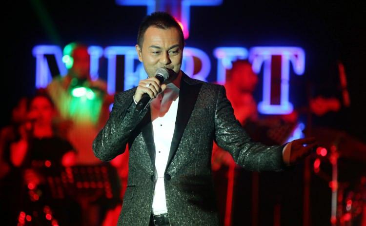 <p><span style="color:#000000"><strong>"&Ouml;n&uuml;me bir senaryo geldi. Bayıldım ama filmde ben oynamayacağım" diyerek kendi hayatının beyazperdeye aktarılacağını m&uuml;jdeledi.</strong></span></p>
