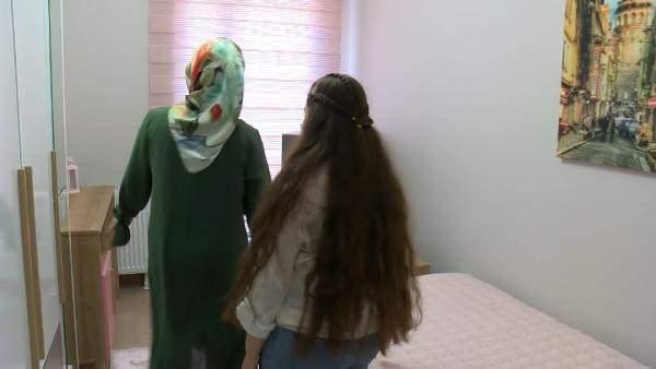 <p>"ARTIK GÜVENLİ BİR EVİMİZ VAR"</p>
<p>Anne Karadüş yakın zamanda yeni evlerine taşınacaklarını belirterek "Allah'ın izniyle yakında taşınacağız. Çok güzel imkân sağlandı. Bize yeni yaşantı değil yeni yaşam verildi. Rahatlıkla dolaşabileceğimiz, oturabileceğimiz güvenli bir evimiz oldu. Eski oturduğumuz evimiz güvenlik açısından sıkıntılıydı. Burada öyle sıkıntılar yaşamayacağız. Bizim için bu ev mucize oldu" dedi.</p>