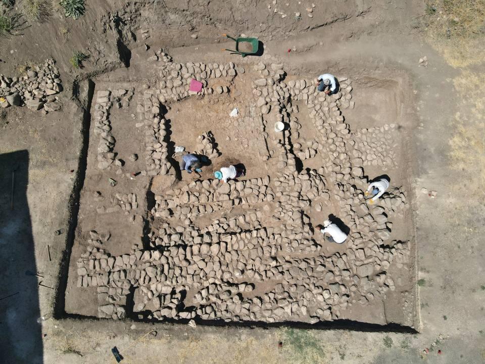 <p>Kazı danışmanı Düzce Üniversitesi Arkeoloji Bölümü Öğretim Üyesi Doç. Dr. Yasemin Yılmaz, “Bu kazılarımızda anıtsal yapının bölümlerini açığa çıkardık. </p>
