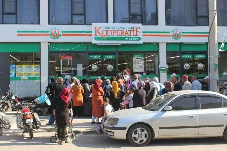 <p>Cumhurbaşkanı Recep Tayyip Erdoğan, Tarım Kredi Kooperatifleri kurumlarının kar amaçlı kurulmadığını vurgulayıp, bu marketlerdeki ürünlerin fiyatlarının indirilmesi talimatını verdi.</p>