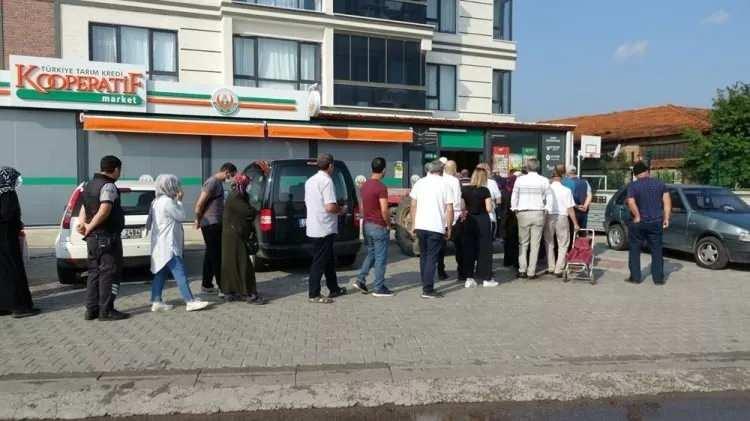<p>Bunun üzerine ülke genelindeki 1400 Tarım Kredi Kooperatif marketi şubesinde 30'dan fazla üründe indirime gitti. Vatandaşın cebini bir nebze de olsa rahatlatan uygulama bugün itibarıyla başladı.</p>